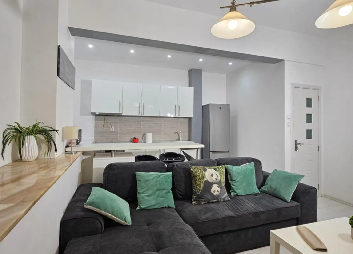 White Apartment By Hilton II 부쿠레슈티